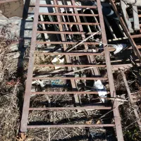 تعدادی قفسه پروفیلی ونرده سازه گلخانه و تیرچوبی|کتابخانه، شلف، قفسههای دیواری|فلاورجان, |دیوار