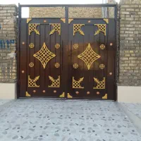 رنگ امیزی درب پنجره ساختمان