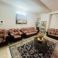 مبل راحتی چرم ۷نفره همراه یک میز گرد و ۴عسلی