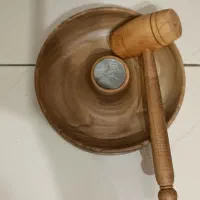 گردو شکن با چوب گردو