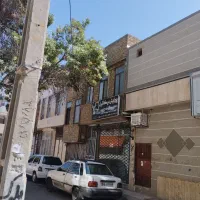 ویلایی 130 متر زمین 200 متر زیربنا با مغازه