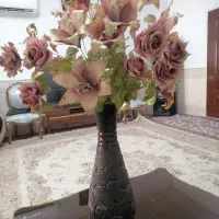 گلدان سالم بدون شکستگی به همراه گل