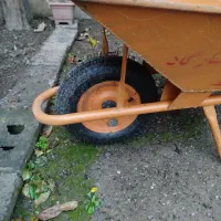 فرغون و چهارپایه و زیر تلویزیون