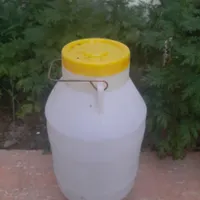 تعدادی دبه ی ۱۰ کیلویی و ۲۰ کیلویی .