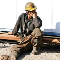1 نفر کارگر ساختمانی 2 نفر اوستا کار ماهرتیغه چینی