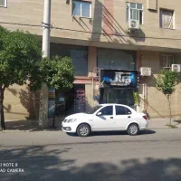 مغازه تجاری بر خیابان اصلی