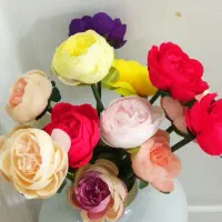 گلدان با گل مصنوعی