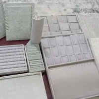 تعدادی مانکن و استند بدلیجات