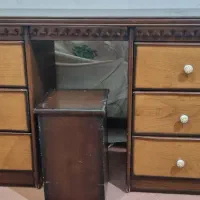 یک عدد میز ارایش با ایینه