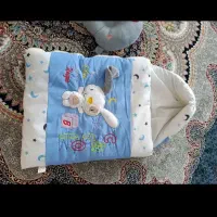 بالشت و قنداق پیچ نوزاد