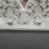 مقداری ظرف و ظروف گل سرخی و بلور نو با قیمت مناسب