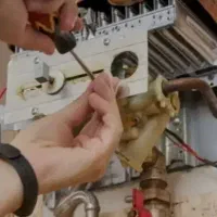 (تعمیروسرویس ابگرمکن دیواری وزمینی در محل مشتری )