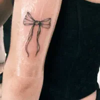 اجرای تاتو ظریف و مینیمال درپیروزی fatima tattoo