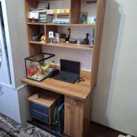 کتابخانه و میز کامپیوتر