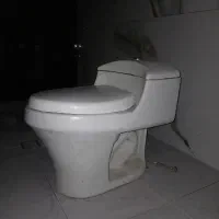 یک عدد توالت فرنگی تمیز|لوازم سرویس بهداشتی|کرمان, |دیوار