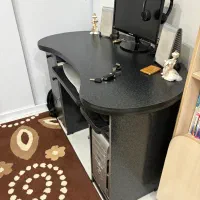 میز تحریر و کامپیوتر