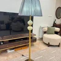 آباژور ایستاده