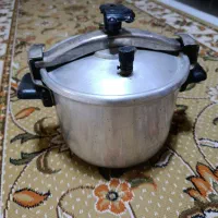 یک عدد زود پز 8 لیتری