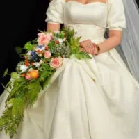 لباس عروس و دسته گل مصنوعی|لباس|گرگان, |دیوار