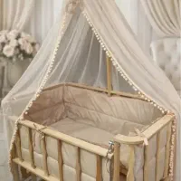 تخت کنار مادر