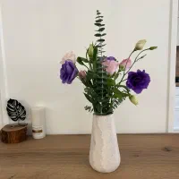 گل مصنوعی و طبیعی در سنگ مناسب برای هدیه