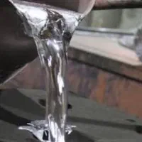 ریختگر آلومینیوم و کارگر ساده