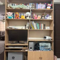 کتابخونه و میز کامپیوتر