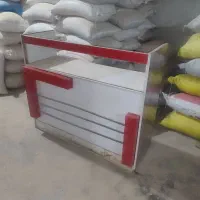 ویترین مغازه و میز