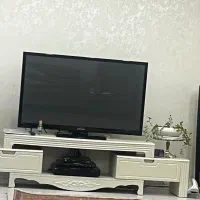 تلویزیون با میز