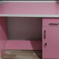 میز تحریر و کتابخانه