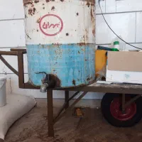 فرقون دست ساز و بشکه شیر دار