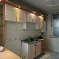 کابینت بدنه فلزی تمیز با تاج و دکور