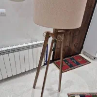 آباژور ایستاده مدرن پایه چوبی سه‌پایه - شید کرم