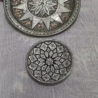 ساعت مسی عتیقه و بشقاب عتیقه...کندهکاری با دست