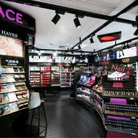 فروشنده خانم لوازم آرایشی بهداشتی