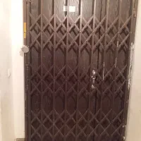 درب اپارتمان،آکاردوئونی و روشویی پایه‌دار و شیر آب