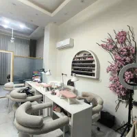 شاگرد اصلاح کار و یک عدد ناخن کار