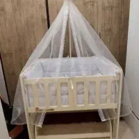 تخت کنار مادر گهواره