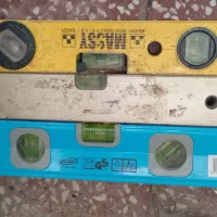 دو عدد تراز بنایی کار کرده