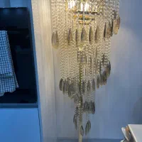 لوستر کنار سالنی ایستاده