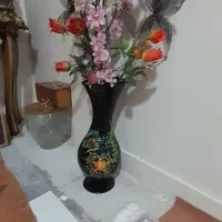 گلدان شیشه ای مشکی همراه باگلهاش