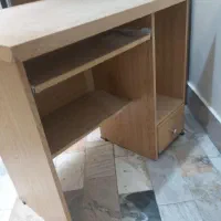 میز اداری و کامپیوتر