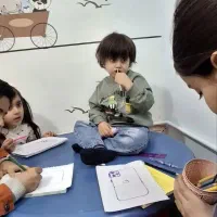 مربی کودک خانم در خانه بازی کودک