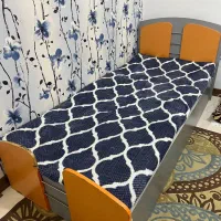 یک عدد تخت خواب به همراه کمد لباس و کمو ویترین
