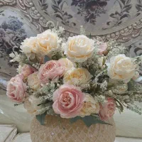 گل های رز به همراه گلدان