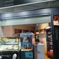 نیروی کار ماهر در کافه بستنی
