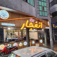 صندوقدار و کمک آشپز خانم برای فست فود