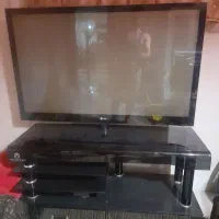 تلوزیون و میز