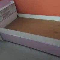 تخت میزبان دار