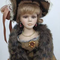 مجسمه عروسک سرامیکی با میز